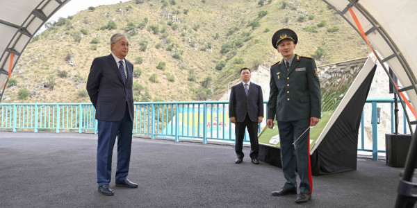 Мемлекет басшысы сел тасқынынан қорғайтын &laquo;Аюсай&raquo; бөгетіне барды