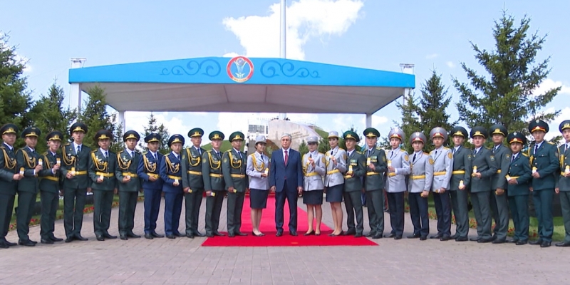 К.Токаев принял участие в церемонии поднятия флага в канун Дня столицы