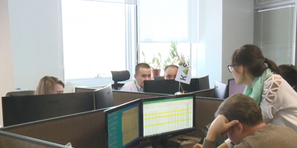 Тенге сдал позиции по итогам торгов: 394 за доллар