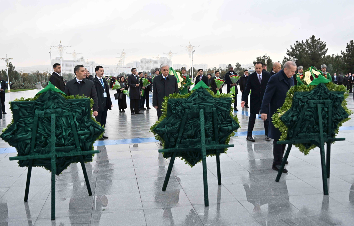 Глава государства возложил венок к Монументу Нейтралитета