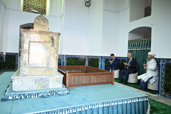 Президент Қожа Ахмет Ясауи кесенесіне зиярат етті