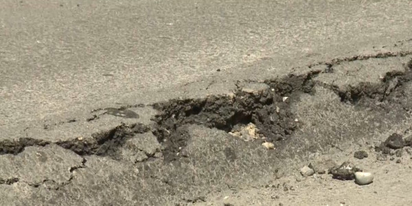 Таразда былтыр ғана төселген жолдар қайта ойылып, шұңқырға айналған