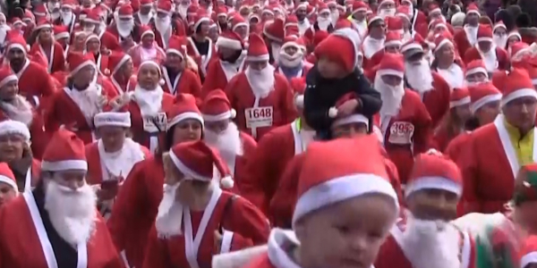 В Шотландии прошёл большой благотворительный забег Санта Клаусов