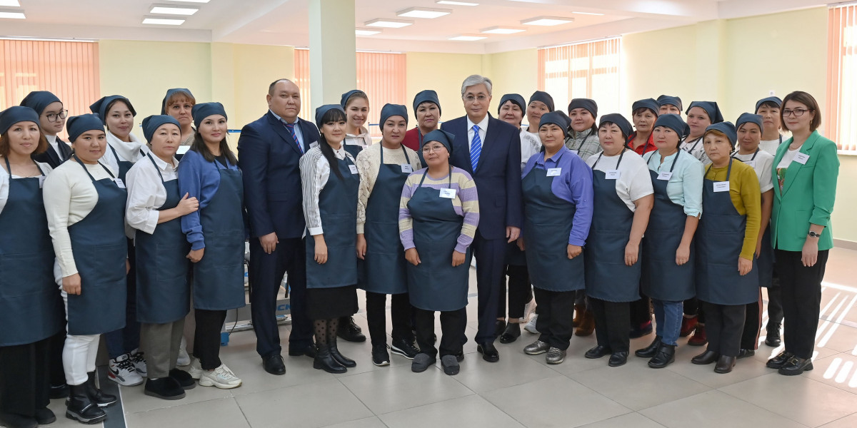 Токаев посетил Жетысускую швейную фабрику «Айсұлу»