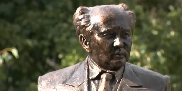 Глава государства посетил дом-музей Мухтара Ауэзова в Чолпон-Ате