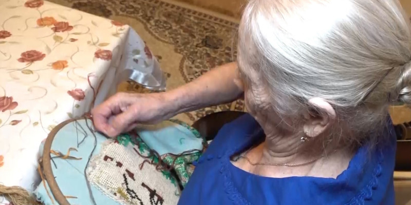94 жастағы ақтаулық зейнеткер ине-жіппен 100-ден астам суретті көзілдіріксіз салған