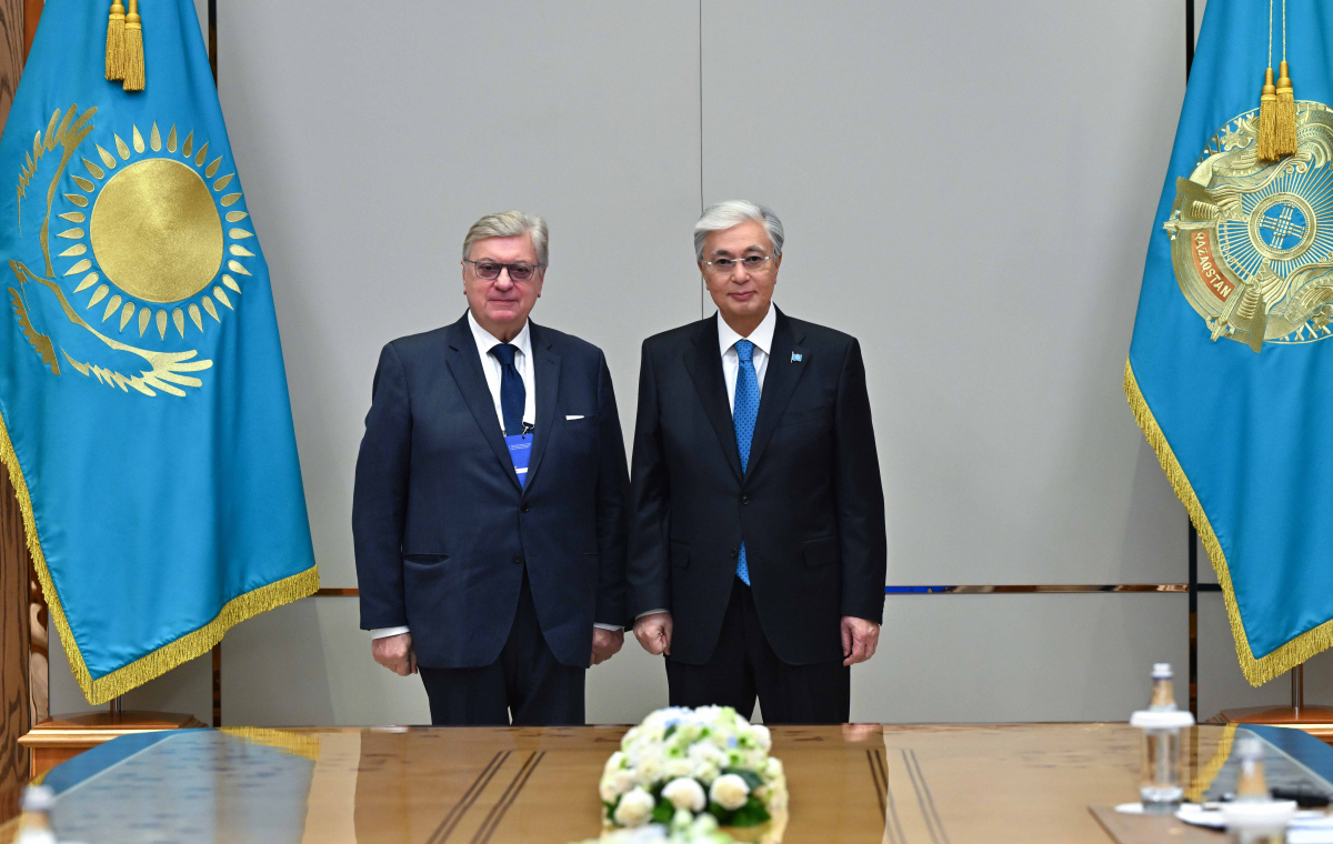 Емізікті электрлік азаптау Әйелі тізерлеп, сорып жатыр