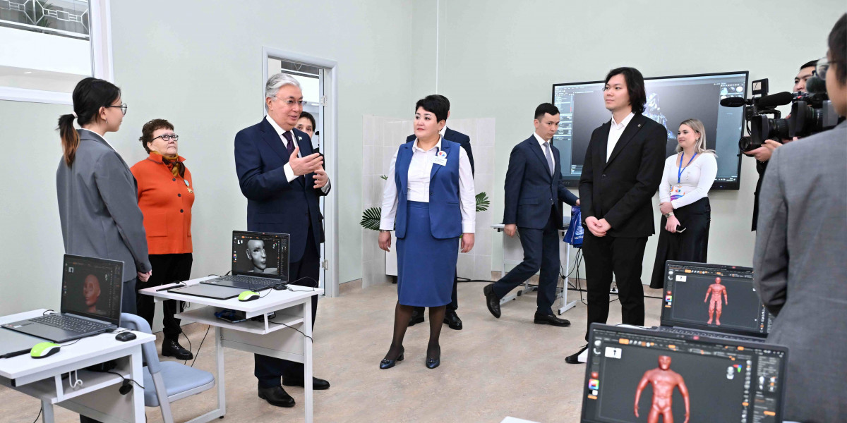 Касым-Жомарт Токаев посетил школу-гимназию Smart Bilim
