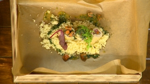 Куриный рулет с кускусом в сливочном соусе