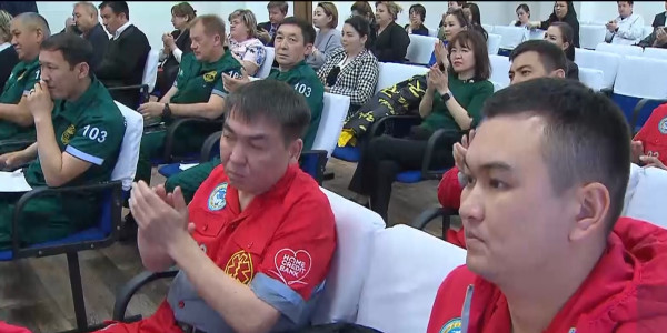 Ко Дню работников скорой помощи &laquo;Хоум Кредит Банк&raquo; подарил комплекты спецодежды алматинским медикам