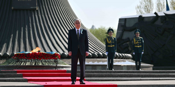 Касым-Жомарт Токаев принял участие в церемонии возложения цветов к монументу &laquo;Отан Ана&raquo;