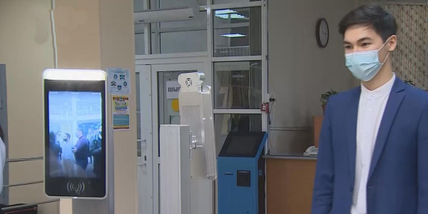 Ковидке қарсы IT өнім: мектептерде дене қызуы мен бетперденің бар-жоғын анықтайтын құрылғы орнатылуда