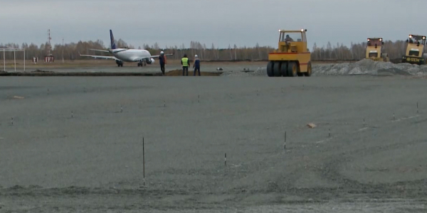 Жолаушылар ұшағы қонғанда асфальт опырылып кетті