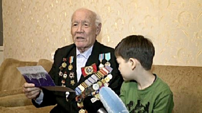 Во время войны Багит Куанышев воевал в составе 98-й воздушно-десантной дивизии