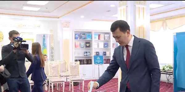 Ерлан Карин проголосовал на референдуме