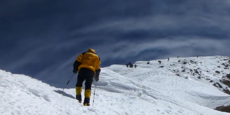 Начать поиски казахстанских альпинистов не позволяют погодные условия
