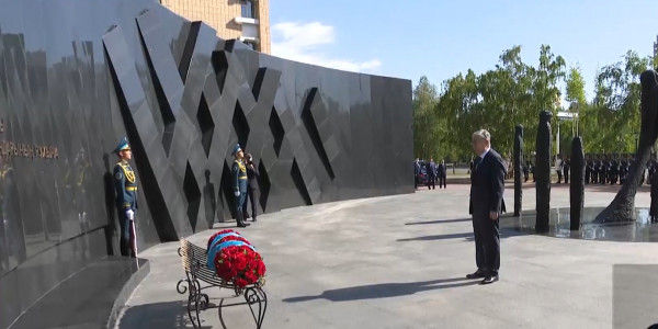 Ко Дню памяти жертв репрессий Глава РК посетил мечеть &laquo;Хазрет Султан&raquo; в столице