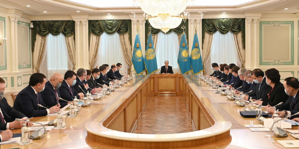 Президент облыстардың және Нұр-Сұлтан, Алматы, Шымкент қалаларының әкімдерімен кеңес өткізді
