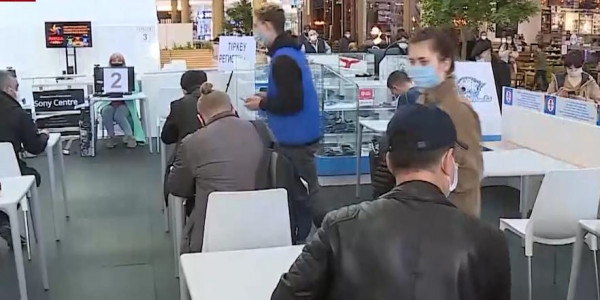 Заработал первый прививочный пункт в столичном ТРЦ