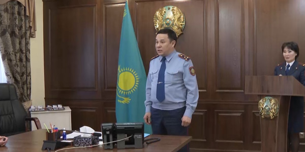 Столичные стражи порядка вручили удостоверения и жетоны общественным помощникам полиции