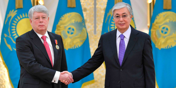 Президент Ресей елшісін ІІ дәрежелі &laquo;Достық&raquo; орденімен марапаттады