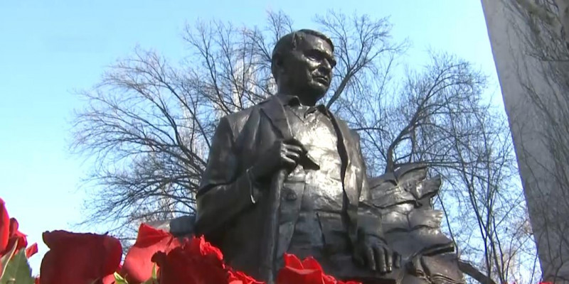 Памятник известному писателю Г. Бельгеру открыли в Алматы