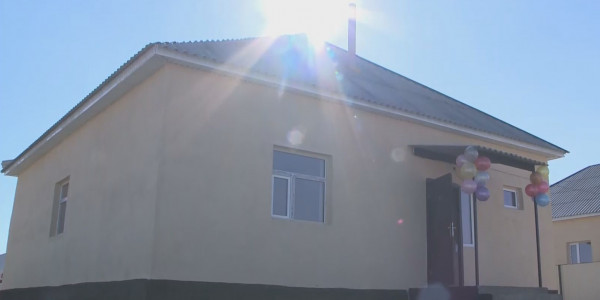 Түркістан облысының ауыл жастары аз қамтылған екі отбасыға үй салып берді