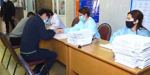 Первых добровольцев вакцинировали от COVID-19 в Жамбылской области