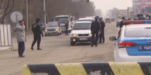 Бизнесмены готовят горячее питание врачам и полицейским в Алматы