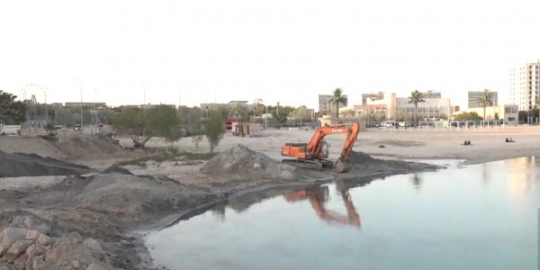 На берегу Каспия появилась насыпь земли