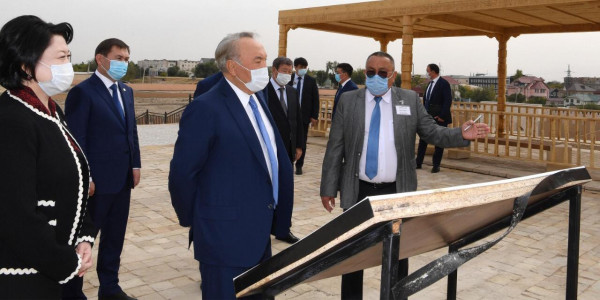 Елбасы посетил в Шымкенте завод, выпускающий медоборудование