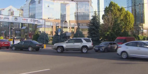 Огромная пробка образовалась у пункта сдачи теста на COVID-19 в Алматы