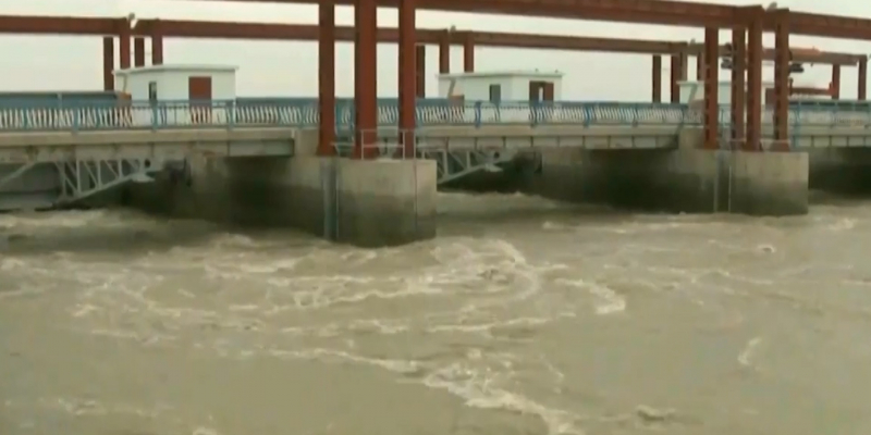 Уровень воды на реке Сырдарья приближается к опасной отметке