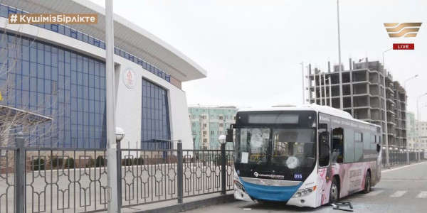 Ақтауда бұзақылар көліктерді қиратты