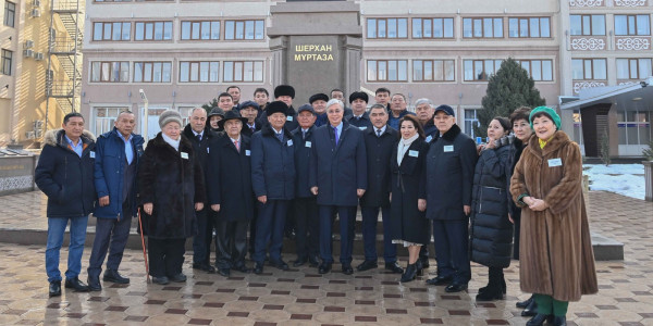 Президент жазушы Шерхан Мұртаза ескерткішіне гүл шоғын қойды