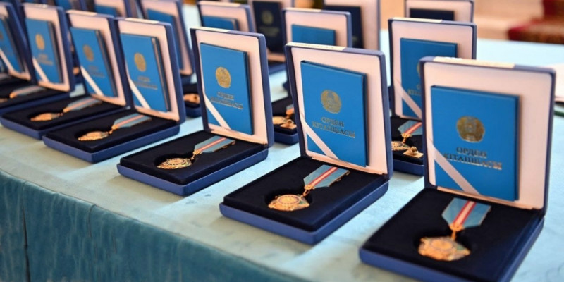 Ряду казахстанцев присуждены государственные награды