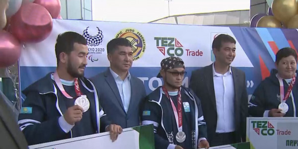 Токио-2020: серебряные призёры Паралимпийских игр прилетели в Алматы