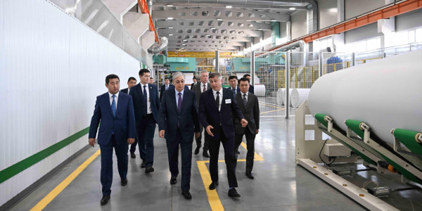 Президент қағаз өнімдерін шығаратын фабрикаға барды