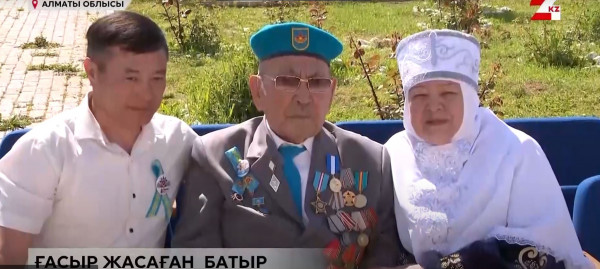 Ғасыр жасаған батыр жастарға бата берді