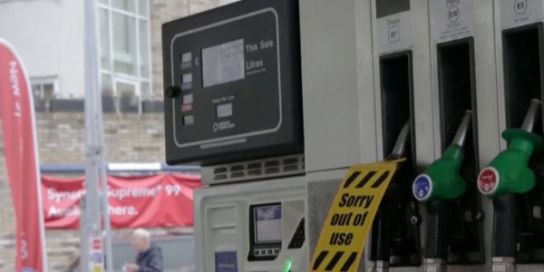 Ұлыбританиядағы жанармай бекеттерінде ұзынсонар кезек