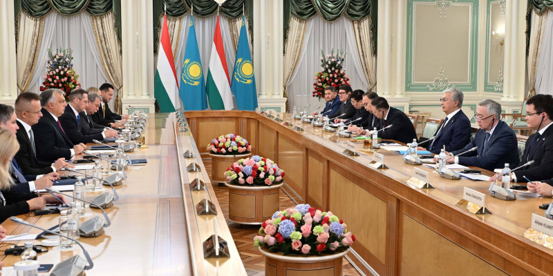 Глава государства провел переговоры с Премьер-министром Венгрии Виктором Орбаном в расширенном составе