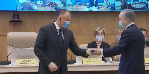 Жаңадан сайланған Мәжіліс депутаттарына куәлік пен депутаттық төсбелгі тапсырылды