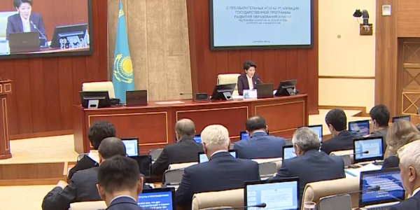 Депутаты зачитали жалобы учителей на правительственном часе