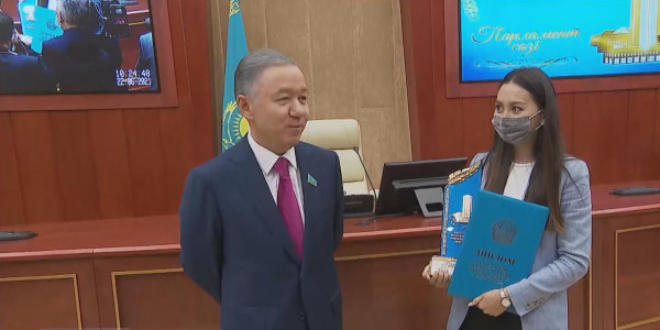 Корреспондент телеканала &laquo;Хабар&raquo; получила премию &laquo;Парламент сөзі&raquo;