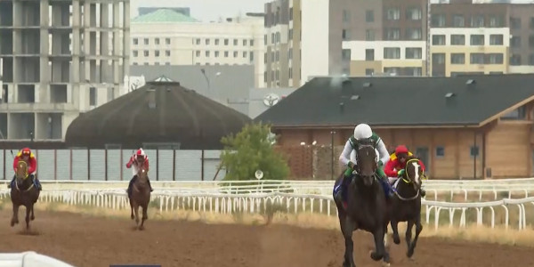 Астанада бәйгеден республикалық турнир өтті