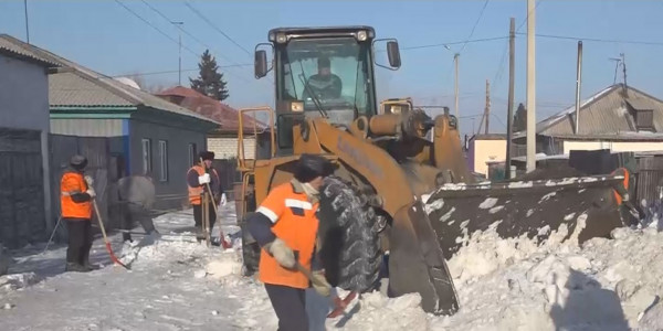 Семейде қар мен мұзды тазартып үлгере алмай жатыр