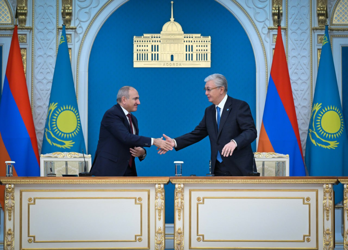 Касым-Жомарт Токаев и Никол Пашинян провели брифинг для представителей СМИ