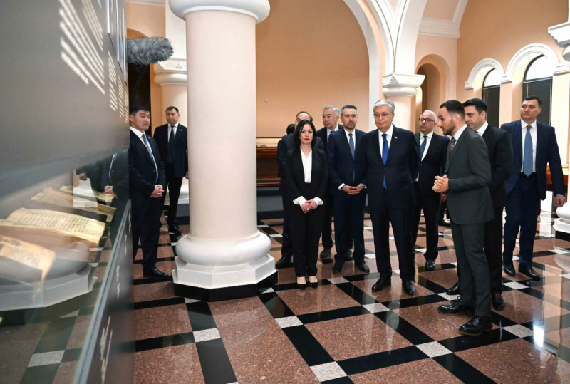 Президент посетил институт древних рукописей в Армении