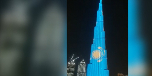 Самое высокое здание в мире окрасили в цвета флага Казахстана