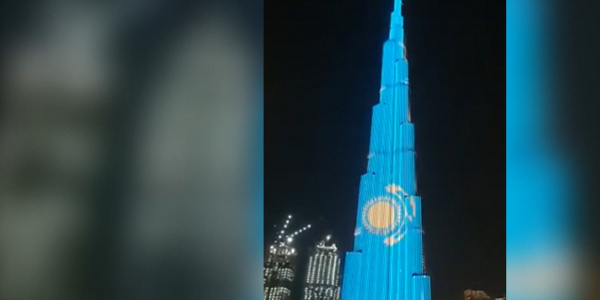 Самое высокое здание в мире окрасили в цвета флага Казахстана